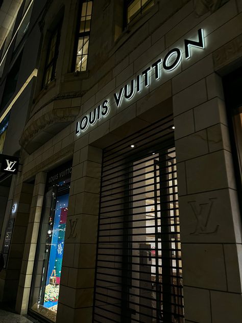 Black Rich Aesthetic, Louis Viouton, Louie Vuttion, Lv Aesthetic, Aesthetic Louis Vuitton, Louis Vuitton Aesthetic, Boutique Louis Vuitton, Louis Vuitton Book, Black Aura