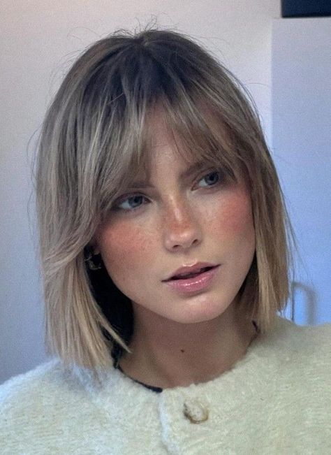 Κούρεμα Bob, Blonde Hair Transformations, Bangs With Medium Hair, Chin Length Hair, Hair Affair, Penteado Cabelo Curto, Hair Color And Cut, Short Hair Haircuts, Short Hair With Bangs