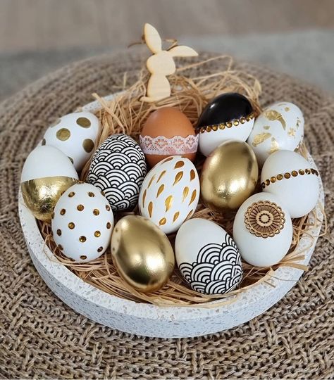 Shaving Cream Easter Eggs, Easter Porch Decor, Creative Easter Eggs, Rustic Easter Decor, Easter Egg Art, Easter Craft Decorations, Easter Egg Designs, Easter Egg Crafts, Easter Inspiration