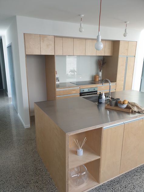 Beautiful plywood kitchen on concrete flooring Marine Plywood Kitchen, Amelie Kitchen, Plywood Kitchen Cabinets, Plywood Kitchens, Ply Kitchen, Birch Kitchen, Cabinet Layout, Kitchen Planning, Timber Kitchen