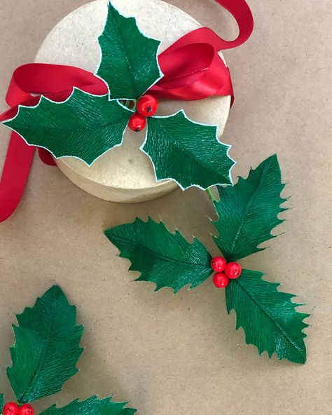 Miseltoe Diy, How To Make Mistletoe, Diy Paper Decor, Christmas Diy Paper, Paper Christmas Crafts, Mistletoe Diy, Mistletoe Decoration, Diy Christmas Paper, Crepe Paper Flowers Diy