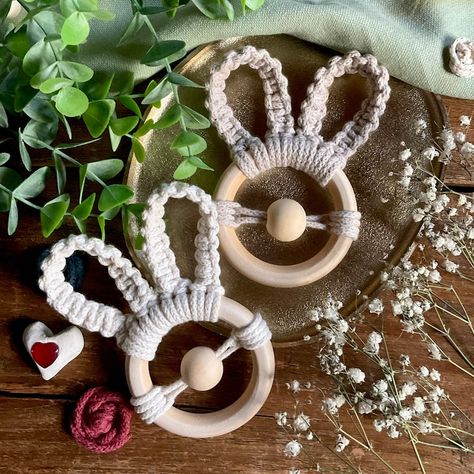 Macrame Easter Bunny / Boho Easter Jewelry / Easter Decoration / Easter Gift / Easter Pendant / Easter Pendant / Macrame Pendant / Easter Nest / Easter Basket - Etsy.de Macrame Easter, Small Easter Gifts, Boho Easter, Macrame Baby, Easter Nests, Easter Wood Crafts, Decoration Easter, Easter Jewelry, Macrame Patterns Tutorials