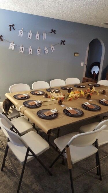 Table Configurations Dinner Party, Thanksgiving Table Paper Plates, Thanksgiving Table Large Group, Thanksgiving Office Decorations Ideas, Brown Paper Tablecloth Thanksgiving, Thanksgiving Folding Table Set Up, Thanksgiving Folding Table Decor, Thanks Giving Table Decor Ideas, Friendsgiving Dinner Party Decor Simple