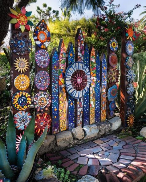 Garden Fence Art Diy, Mosaic Fence, Boho Fence, Painted Garden Fence, Bathroom Greenhouse, Hippie Backyard, Painted Fences, Ingenious Ideas, Hippie Garden