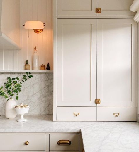 All of the inspiration and help you need to begin choosing the perfect chic, beige kitchen cabinets color for your own project! Shoji White Kitchen Cabinets, Warm Kitchen Cabinets, Bm Collingwood, Cabinetry Details, Beige Kitchen Cabinets, Cabinets Hardware, Taupe Kitchen, Walls Design, Kitchen Big