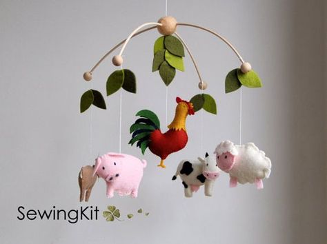 Baby mobile farm, diy baby mobile, farm animal, cow, goat, sheep ... Farm Nursery Theme, Animal Mobile, Farm Diy, Farm Animal Nursery, Diy Baby Mobile, Baby Boy Mobile, Needle Felted Christmas, Farm Nursery, Diy Bebe