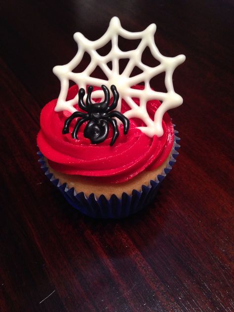 Spiderman cupcakes Spiderman Cupcakes, 4de Verjaardag, Spiderman Birthday Cake, Novelty Birthday Cakes, Cupcakes For Boys, Spiderman Birthday Party, Torte Cupcake, Party Themes For Boys, Superhero Cake