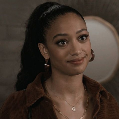 all american • 'surviving the times', 3x19 • samantha logan Samantha Logan Icons, Samantha Baker, Daniel Ezra, Samantha Logan, Olivia Baker, Project Red, Vintage Black Glamour, Tv Girls, Hair Dye Colors