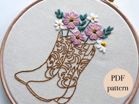 Cute Embroidery Drawings, Cowboy Boot Embroidery Pattern, Texas Embroidery Designs, Embroidery Horse Patterns, Cowboy Boots Embroidery, Western Embroidery Patterns, Embroidery On Patterned Fabric, Cowboy Boot Embroidery, Hand Embroidery Jeans