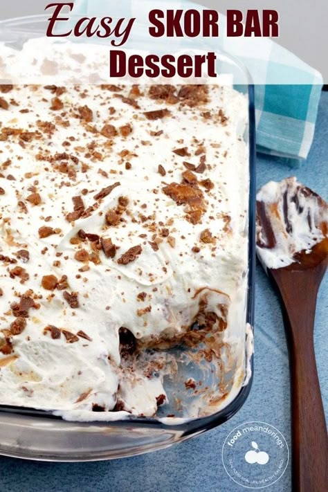 This Easy NO BAKE Skor Bar Recipe will make your life simple! Layered like a Skor Bar Trifle with chocolate cake, pudding, cream cheese, broken Skor bars (or Heath bars) and whipped cream, it's a quick and easy dessert that's the perfect last minute dessert for bringing along to a potluck or any gathering. #easydessert #dessert #skorbars #healthbars #skorbartrifle #potluckdessert #skorbarrecipe Potluck Recipes Dessert, Easy Potluck Desserts, Lasagna Dessert, Skor Bars, Bar Desserts, Chocolate Loaf Cake, Cake Pudding, Potluck Desserts, Heath Bars