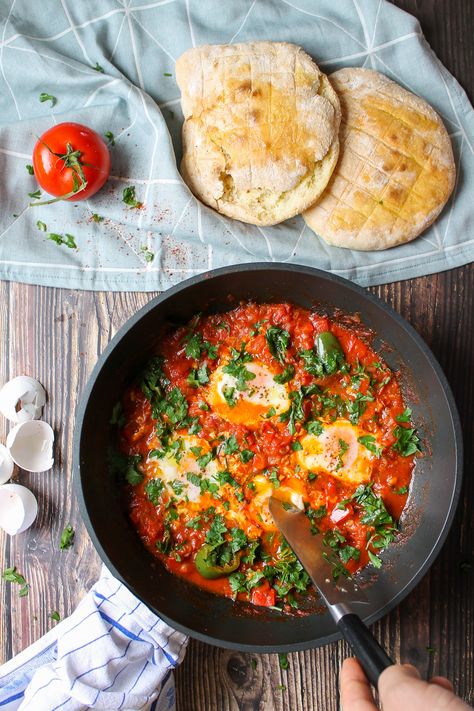 Shakshuka - eggs poached in tomato sauce with spices and fresh herbs Eggs Poached, Recipes Quick, Breakfast Idea, Weekend Breakfast, Brunch Ideas, Red Bell Pepper, Poached Eggs, Gluten Free Bread, Fresh Tomatoes