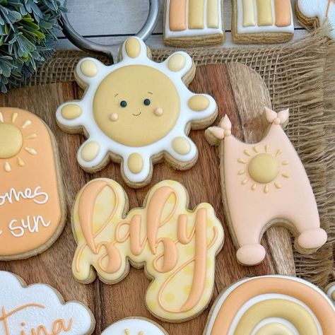 Andre Cookies on Instagram: "“Here comes the sun….”   #cookies #cookieoftheday #decoratedcookies #babyshowercookies #suncookies #ediblefavors #cookieart #galletas #galletasdecoradas #galletasbabyshower #galletasguatemala" You Are My Sunshine Cookies Decorated, Here Comes The Sun Cookies, Here Comes The Son Cookies, Sun Cookies, Decorated Biscuits, Sunshine Cookies, Sunshine Theme, Here Comes The Son, Edible Favors