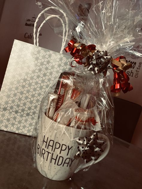 Coffee Cup Gift Ideas Filled Birthday, Cup Presents Gift Ideas, Gift Kit Ideas, Birthday Mug Gift Ideas, Gift Mug Ideas, Cup Gift Ideas, Quick Christmas Gifts, Candy Gifts Diy, Wedding Gift Hampers