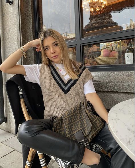 Fendi Mama Baguette Outfit, Jacquemus Bag Outfit Streetstyle, Brown Jacquemus Bag Outfit, Vintage Fendi Baguette Outfit, Vintage Fendi Bag Outfit, Fendi Bag Outfit, Fendi Mama Baguette, Fendi Outfits, Jacquemus 2022 Bag