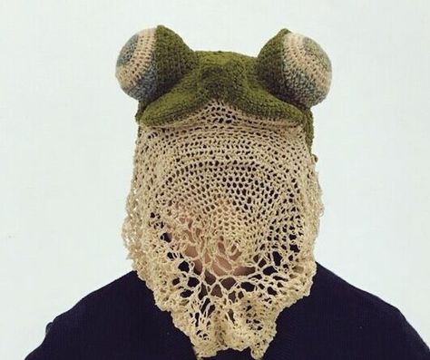 Artistic Crochet, Crochet Cosplay, Frog Mask, Creative Halloween Costumes Diy, Crochet Snail, Frog Costume, Crochet Mask, Crochet Humor, Lace Mask