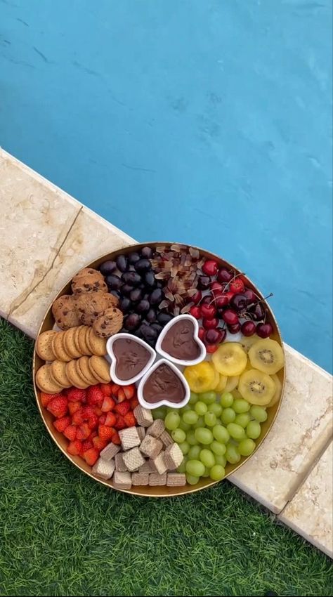 Picnic Date Food, Pool Party Food, Picnic Inspiration, Amazing Food Decoration, Catering Ideas Food, Party Food Platters, Picnic Date, Delicacy Food, Food Displays