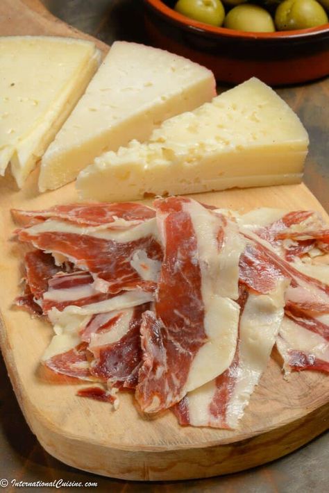 Jamon iberico and Spanish cheeses is a treat to behold. Spanish Cheese, Queso Manchego, Manchego Cheese, Cheese Food, Spain Food, Tapas Recipes, Spanish Cuisine, National Dish, Spanish Food