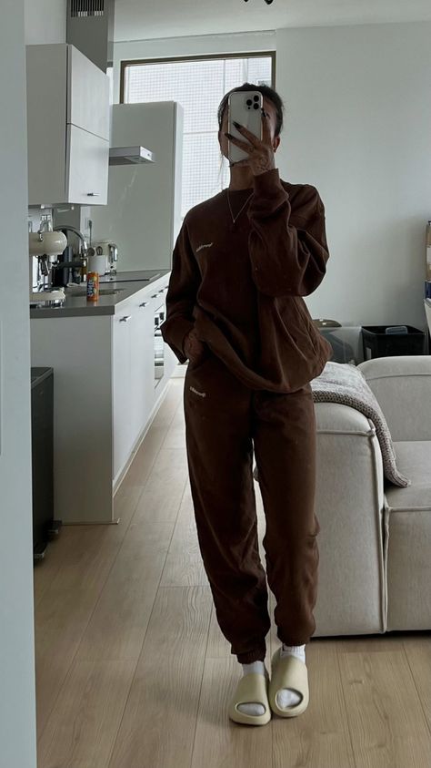 Fall Fits Aesthetic, Brown Tracksuit, 4s Outfit, Comfy Casual Outfits, Fits Aesthetic, Winter Fashion Outfits Casual, Cold Outfits, Cute Lazy Outfits, Lazy Outfits