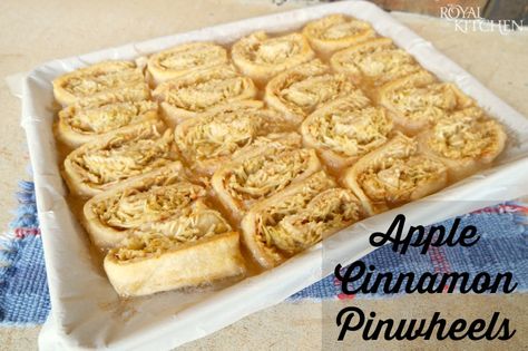 They are delicious eaten by themselves or served warm with a scoop of vanilla ice cream. Click the link to get this recipe! Cinnamon Pinwheels, Apple Slab Pie, Royal Kitchen, Cookie Deserts, Winter Baking, Apple Jam, Pinwheel Recipes, Apple Muffins, Apple Cinnamon