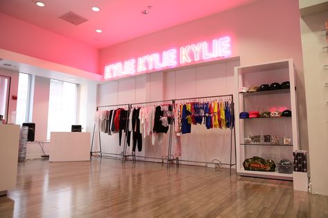 Celeb Lifestyle, Creative Apartment, Kylie Jenner House, Jenner House, Hair Salon Design, Dressing Room Closet, Beauty Salon Decor, Luxe Interiors, Trendy Home Decor