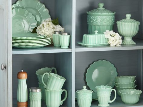 Pioneer Woman Timeless Beauty, Pioneer Woman Dinnerware, Pioneer Woman Decor, Green Dishes, Pioneer Woman Dishes, Green Milk Glass, Thrift Store Outfits, Pioneer Woman Kitchen, Interior Boho