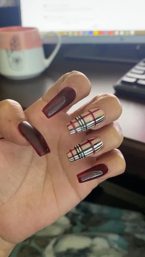 Burberry Nail Design, Brown Flannel Nails, Fall Burberry Nails, Fall French Tip Nails Square, Burberry Nails Design, Flannel Nail Art, Brown Plaid Nails, Fall Plaid Nail Designs, Winter Plaid Nails