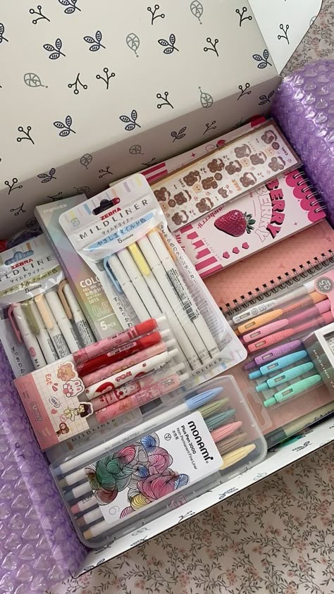 Stationary Essentials, Back To School Kit, Stationery Pal, خريطة ذهنية, Pretty School Supplies, Notebook Aesthetic, Stationery Obsession, Cute Stationary School Supplies, Cute School Stationary