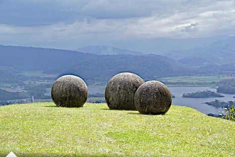 The enigma of Great Bolas, 200 granite balls of Central America there are more than 1,600 years. Ancient Atlantis, Colombian Art, Standing Stones, Standing Stone, Ancient Forest, Easter Island, Natural Form, Ancient Mysteries, Sacred Places