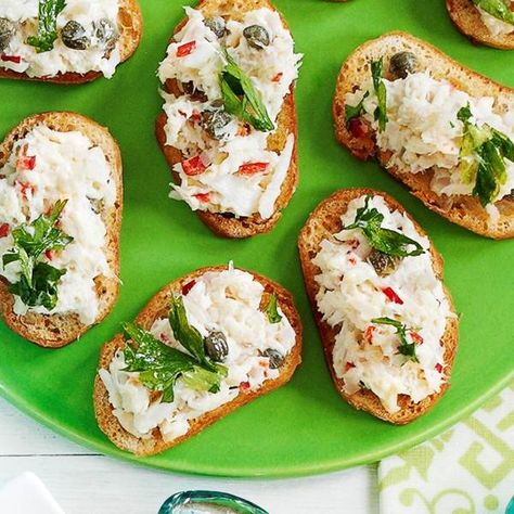 Crab crostini Chilli Crab Recipe, Appetizers Bruschetta, Easy Canapes, Book Club Menu, Paleo Salmon Cakes, Easy Chilli, Food Starters, Bbq Party Food, Simple Appetizers