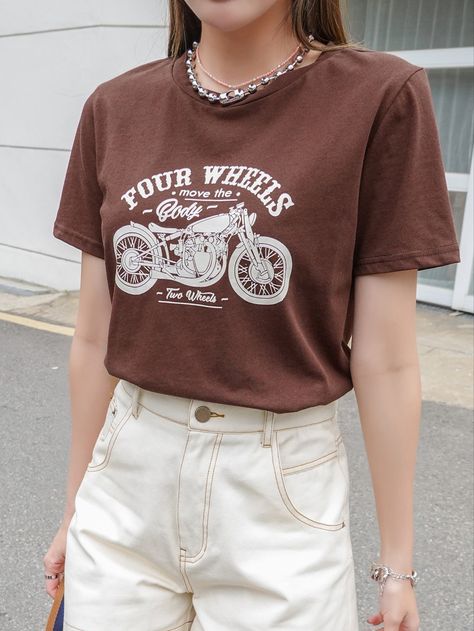 Brown Tshirt Outfit, Slogan Graphic Tee, Trendy Shirt Designs, Tv Show Outfits, Brown Tshirt, Girls Summer Outfits, Simple Trendy Outfits, Trendy Shirts