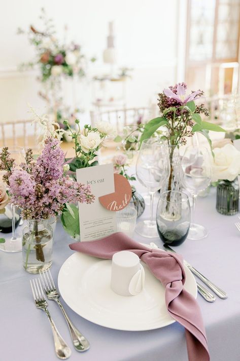 Monochromatic lilac on lilac wedding table design. Modern, edgy but still pretty and classic. Knotted napkins and round stationery. #lilacwedding #modernwedding #beautifulwedding #weddingtabledesign #weddingstyle Simple Pastel Wedding Decor, Lilac Table Decorations, Lilac Table Decor, Lilac Wedding Table, Pink And Lilac Wedding Decor, Pink And Lilac Table Decor, Lilac Bridal Shower Ideas, Lilac Table Setting Wedding, Lilac Boho Wedding