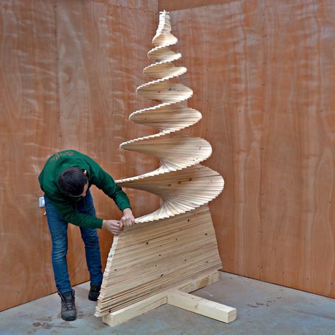 Diy Wooden Christmas Tree, Wood Christmas Trees Diy, Wooden Christmas Trees Diy, Wooden Xmas Trees, Pallet Wood Christmas Tree, Pallet Wood Christmas, Spiral Christmas Tree, Christmas Diy Wood, Wooden Christmas Crafts