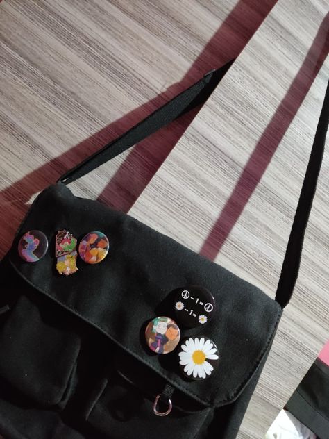 Bolsa Carteiro com Broches de She-ra e The Owl House Broches Aesthetic Mochila, Broches Aesthetic, Bag With Pins Aesthetic, Bag Pins, Autumn Night, The Owl House, She Ra, Cute Diys, Button Pins