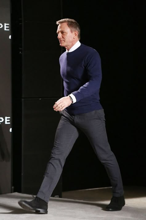 Grey Trousers Outfit Men Casual, Grey Trousers Outfit Men, Daniel Craig Suit, Grey Trousers Outfit, James Bond Outfits, Dark Grey Chinos, Daniel Craig Style, Bond Outfits, Chinos Men Outfit