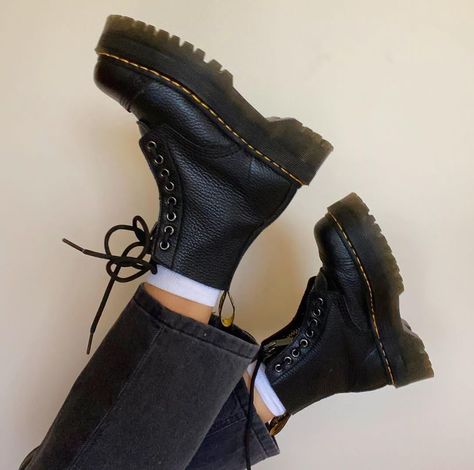 Boots shoes drmartens black yellow zip platform autum rainy rain comfy cool fashion outfith Mr Martens, Dr Martens Sinclair, Dr Martens Outfit, Doc Martens Boots, Swag Shoes, Doc Martens, Dr. Martens, Winter Boot, Wedge Boot