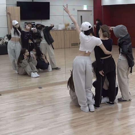 Kpop Training Aesthetic, Kpop Dancers Aesthetic, Idol Trainee Aesthetic, Kpop Dancing Aesthetic, Kpop Dr Aesthetic, Trainee Life Aesthetic, Kpop Dance Practice Aesthetic, Jyp Entertainment Dance Studio, K Pop Trainee Aesthetic