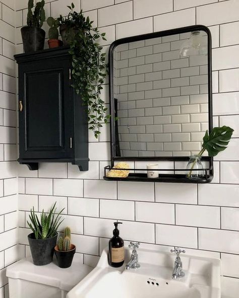 Plant On Top Of Cabinet, Boho Style Bathroom, Bad Inspiration, Decor Studio, Bohemian House, Small Bath, Bohol, Decorating On A Budget, Bathroom Styling