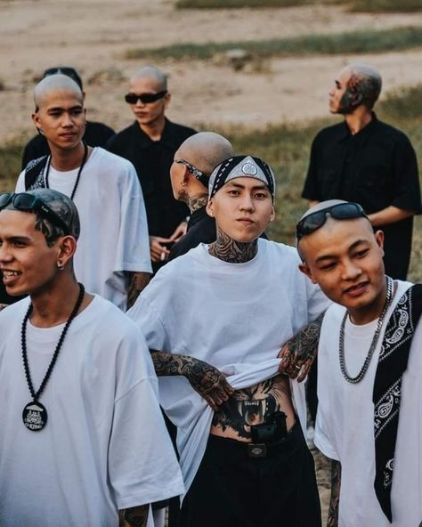 Gangsta Style Gangsters, Cultura Hip Hop, Looks Hip Hop, Gangster Style, Filipino Fashion, Gang Culture, Estilo Cholo, Tupac Pictures, Cholo Style