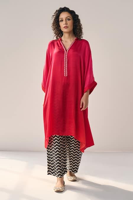 Buy Red Modal Silk Embellished Bead Esmeray Asymmetric Ombre Kurta With Pant For Women by Label Mansi Nagdev Online at Aza Fashions. Plain Kurta With Printed Pants, Asymmetric Kurti Designs, Hakoba Kurta Designs, Ombre Outfits, Long Tunics For Women, Office Wear Women Work Outfits, Krishna Mandir, Plain Suits, Plain Kurti