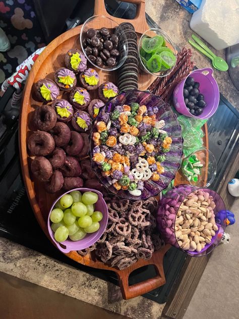 Purple Themed Snack Board, Purple Food Board Ideas, Purple Snack Board, Purple Charcuterie Board Ideas, Purple Board Night Food, Purple Food Board, Purple Foods For Color Party, Purple Party Food, Charcuterie Board Purple