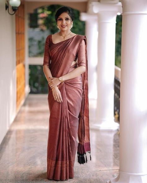 Maroon Colour Saree, Dark Maroon Saree, Saree Golden, Lichi Silk Saree, Maroon Colour, Maroon Saree, Saree Beautiful, Designer Sarees Wedding, Saree Work