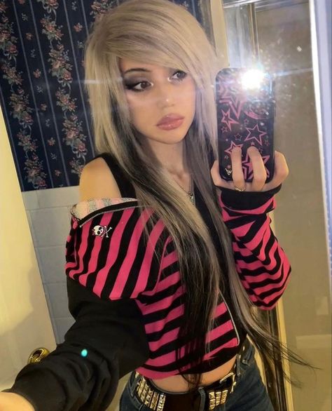 Scene Queens 2000s, Emo Mcbling Aestethic, Myspacemama Outfits, Scene Emo Makeup, Scene Poses, Emo Myspace, Tail Aesthetic, Emo Scene Aesthetic, 2000s Scene