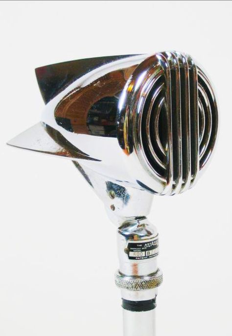 Music Studio Art, Streamline Moderne, Music Crafts, Antique Radio, Streamline Design, Vintage Microphone, Platform Game, Electronics Design, Vintage Radio