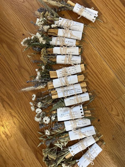 Cute handmade palo santo bundles with lavender and dried flower elements. Perfect for cleansing and as a gift - handwritten notes can be added! Palo Santo Holder Diy, Smudge Stick Wedding Favors, Wellness Event Ideas, Diy Palo Santo Smudge Pop, Sage And Palo Santo, Palo Santo Dried Flowers, Sage Bundles Diy Smudge Sticks, Homemade Xmas Gifts, Palo Santo Bundle