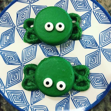 Oreo Frogs, Frog Cookies, Candy Eyes, Kid Friendly Snack, Sale Ideas, Chocolate Covered Oreo, Green Candy, Mini Twists, Chocolate Covered Oreos