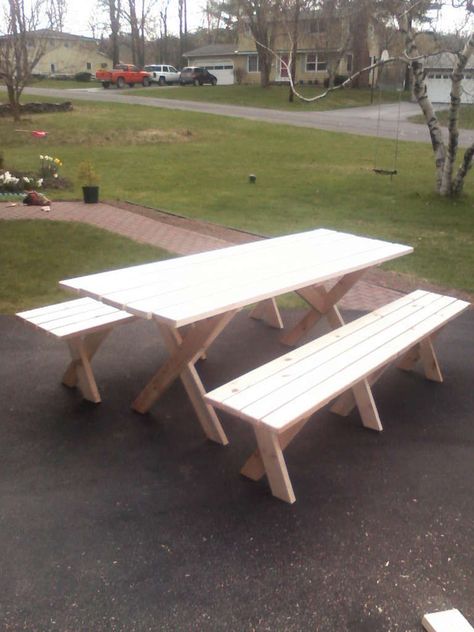 How to build a picnic table with detached benches...so Steph, instead of a banquette in the sunroom??? Backyard Simple, Simple Picnic, Build A Picnic Table, Diy Picnic Table, Picnic Table Plans, Picnic Table Bench, Basic Woodworking, Picnic Bench, Picnic Tables