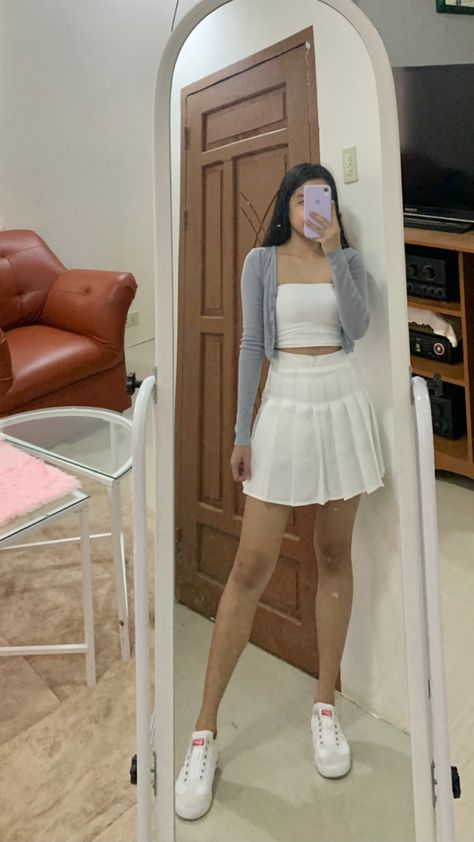 Tennis Skirt Office Outfit, Short White Pleated Skirt Outfit, White Tennis Skirt Outfit Ideas, How To Style A White Skirt, White Tennis Skirt Outfit Summer, Tennis Skirt Outfit Casual, Outfits With Tennis Skirts, Pleated Skirt Outfit Short, Outfits With White Skirt