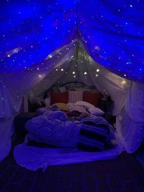 Bedroom Sleepover, Sleepover Room, Casa Hobbit, Chill Room, Neon Room, Aesthetic Rooms, Teen Bedroom Decor, Room Design Bedroom, Dream Room Inspiration