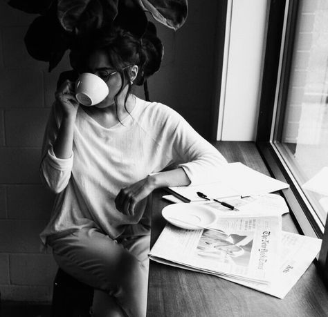 Queen Crowns, White Cafe, Coffee Barista, Tea Break, Woman Reading, But First Coffee, Day In The Life, Black And White Pictures, Photoshoot Inspiration