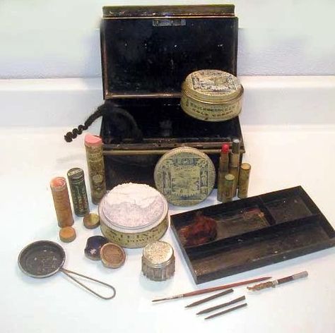 1920 Makeup, 1920s Makeup, Vintage Theater, Makeup History, History Of Fashion, Theatre Makeup, Vintage Theatre, Makeup Kits, 1920 Fashion